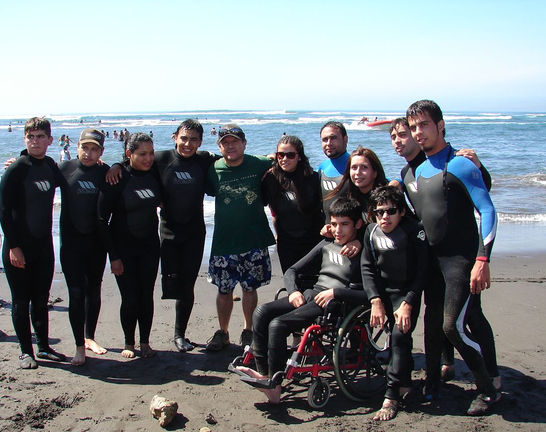 Jóvenes no-videntes , usuario silla de ruedas , malformación muscular y amputados listo para practicar Surf.
